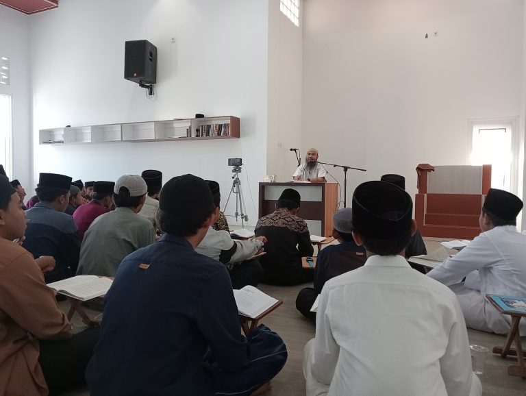 Kajian Ust. Taufiq di Masjid